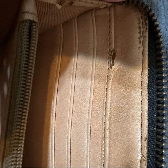 Fossil Black Leather zip around wallet - Picture 6 of 8